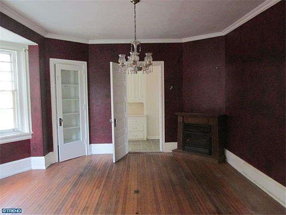 3rd image of 6376 Woodbine Ave