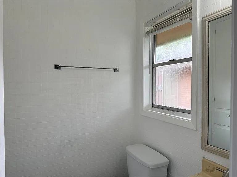 115 E Broadway St — Photo 17
