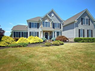 4 Tanager Dr, Ringoes, NJ 08551