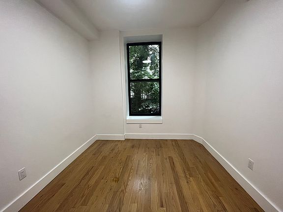 3rd image of 1060 Putnam Ave APT 1R