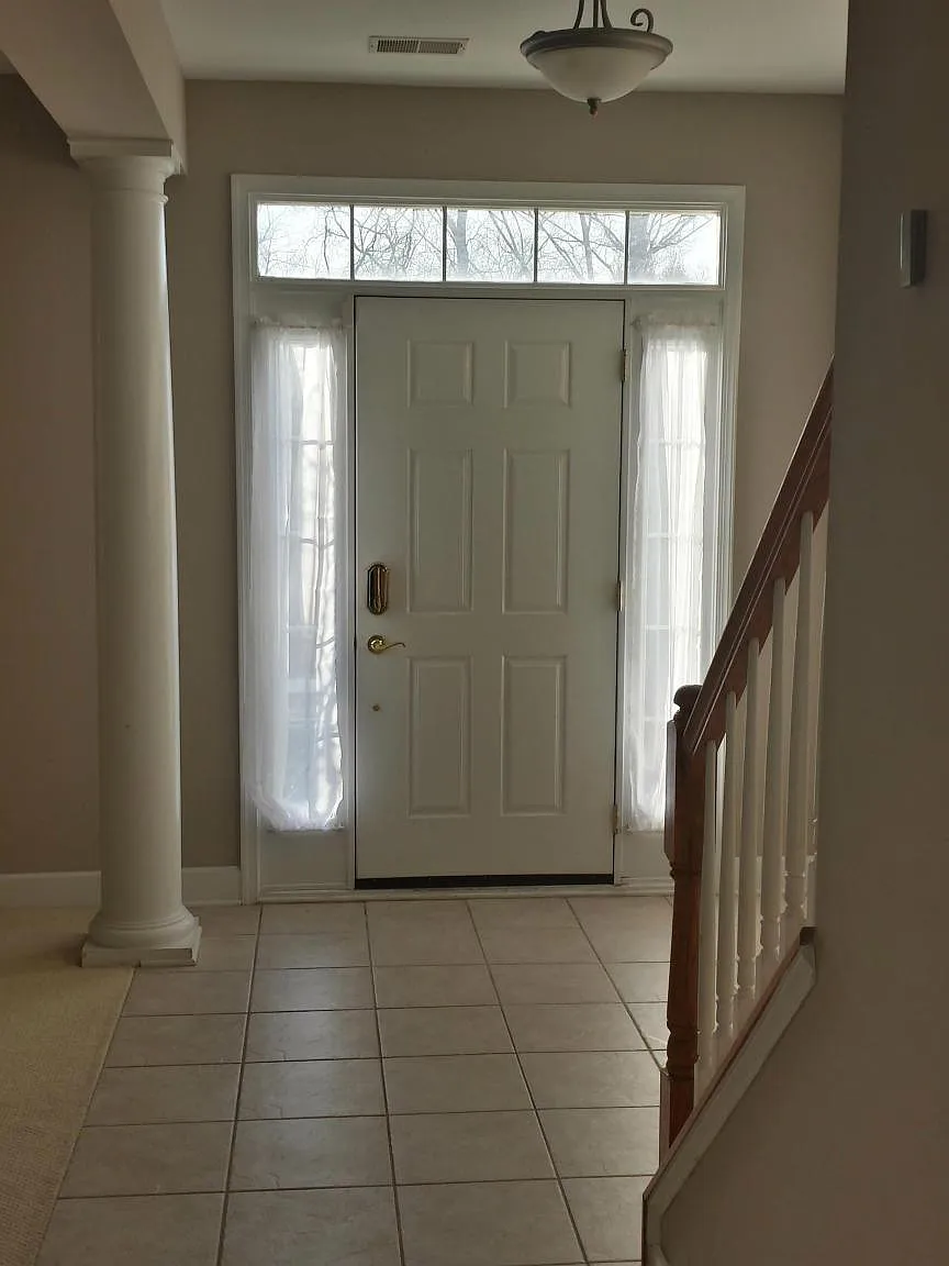 3 bed, 4.0 bath, 1900 sqft, $2,900 — Photo 2