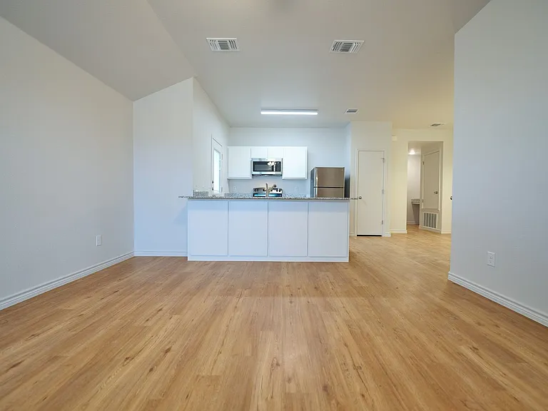 1813 Clovis Dr — Photo 2