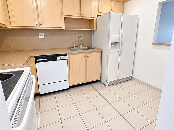 3rd image of 301 Racquet Club Rd APT 310