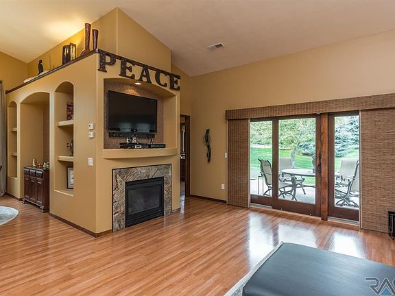 4th image of 702 E 70th Pl