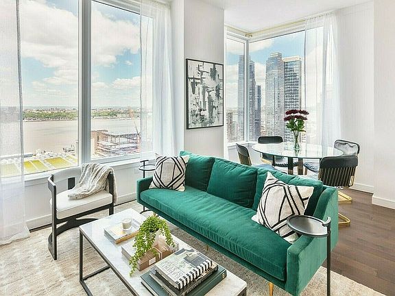 3rd image of 515 W 36th St APT 18F