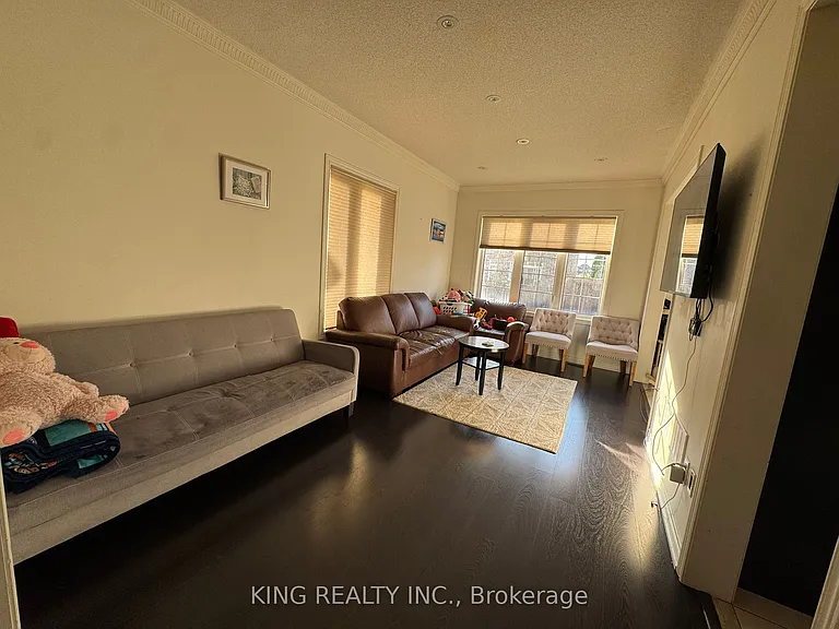 18 Eastlake Rd — Photo 2
