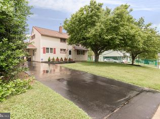 43 Winding Rd, Levittown, PA 19057