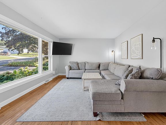 3rd image of 216 Sanford Dr