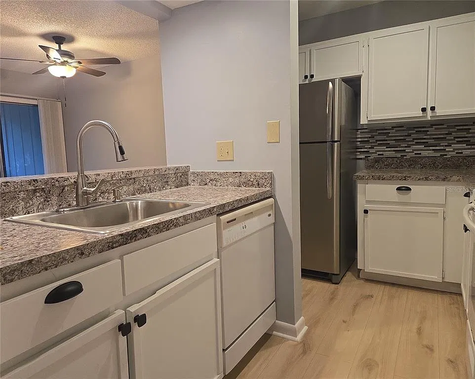 2 bed, 2.0 bath, 897 sqft, $1,450 — Photo 3