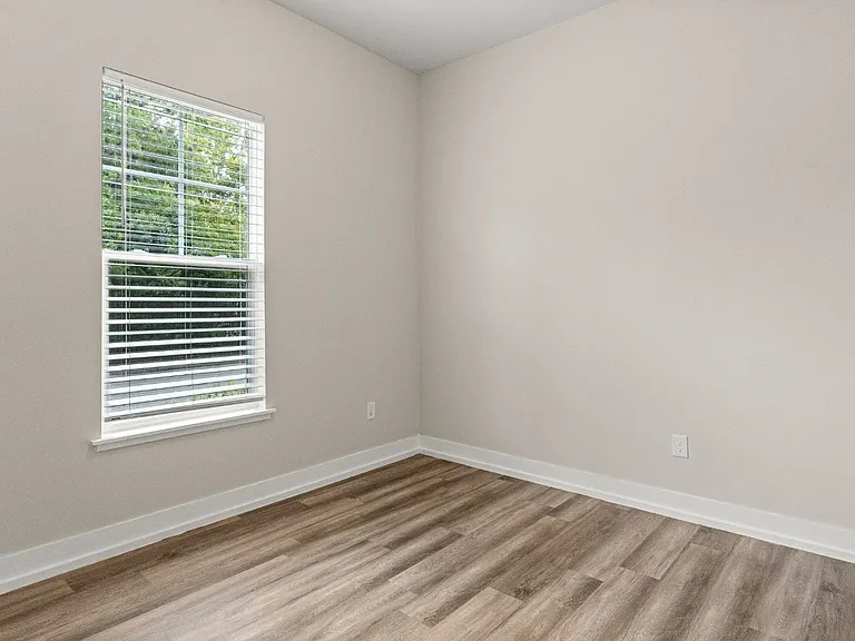 420 NW 1st St — Photo 8