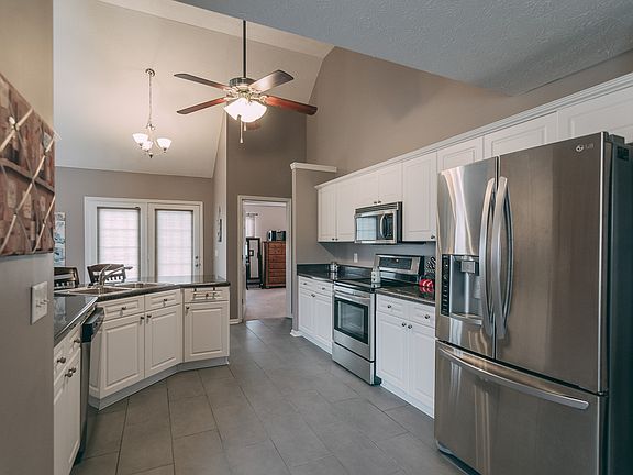 5th image of 205 Chandler Blvd