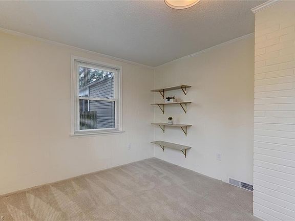 5th image of 105 Manor Ct