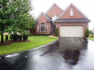 7458 Pine Vista Dr, Brighton, MI