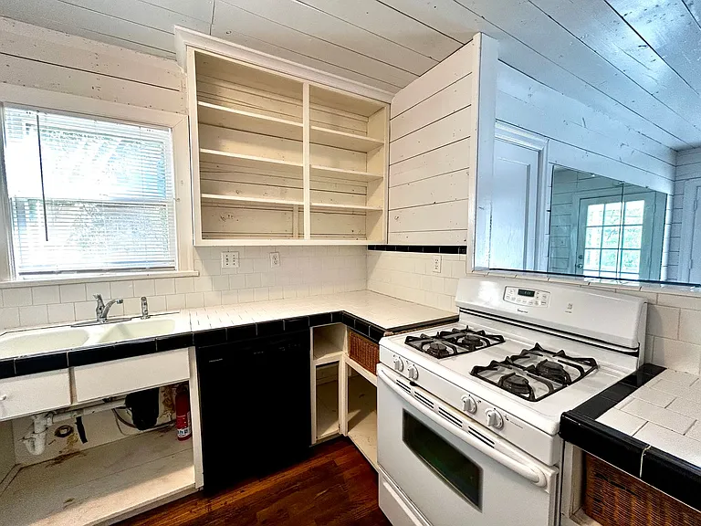 1305 Lorrain St #C — Photo 8