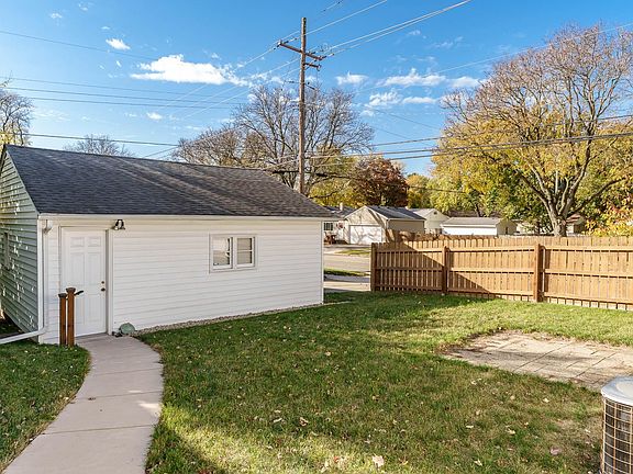 3rd image of 2028 Pierce Ave