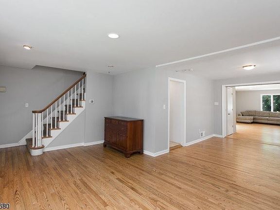 4th image of 11 Brentwood Dr