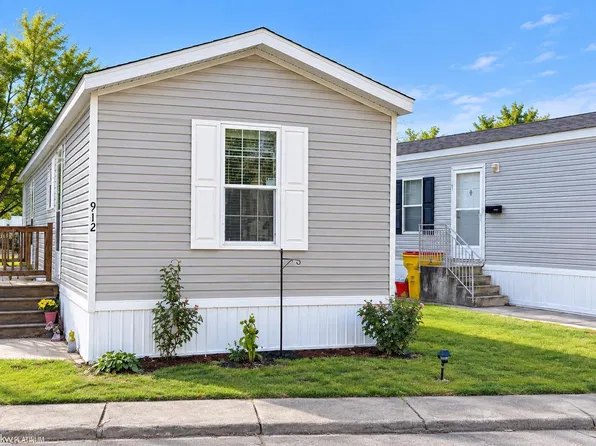 912 Cour Retta St, Warren, MI 48091