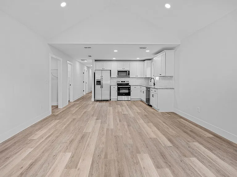 402 Roberts Aly — Photo 6