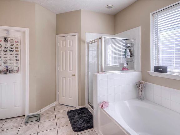 5th image of 201 Briarglen Dr