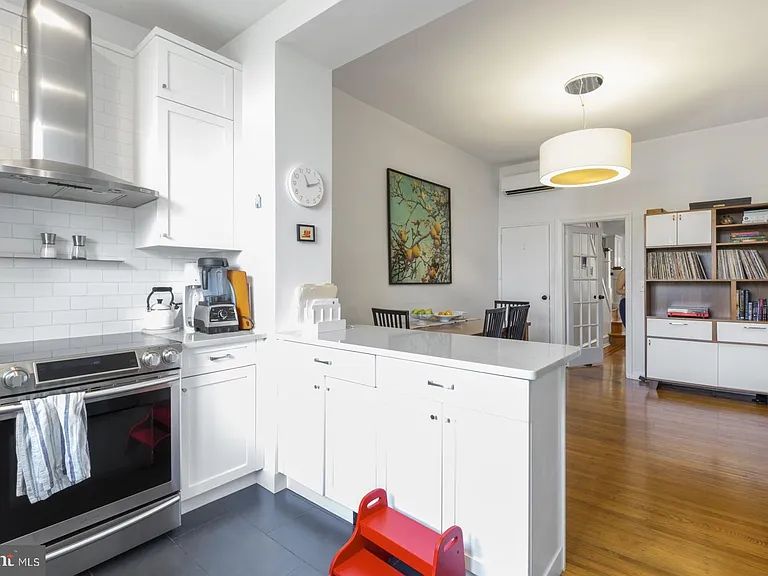 331 E Thompson St — Photo 14