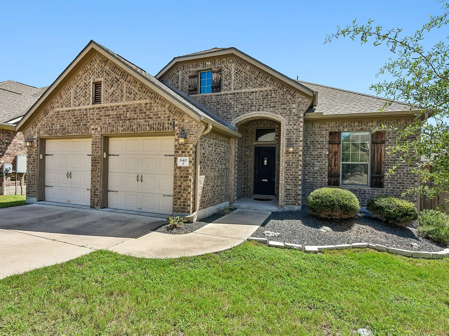 3 bed, 2.0 bath, 2487 sqft, $2,200 — Photo 2