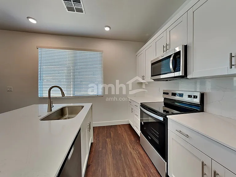 17138 W Golden Ln — Photo 4