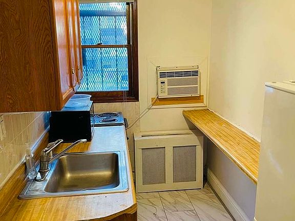 2nd image of 215 W 70th St #7