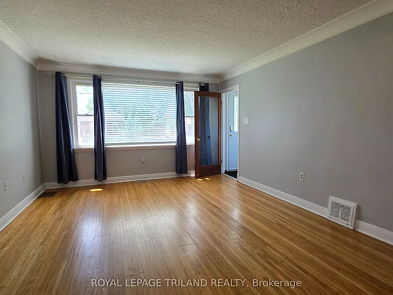 224 Highbury Ave N — Photo 2
