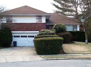 529 Queen Ct, Westbury, NY 11590