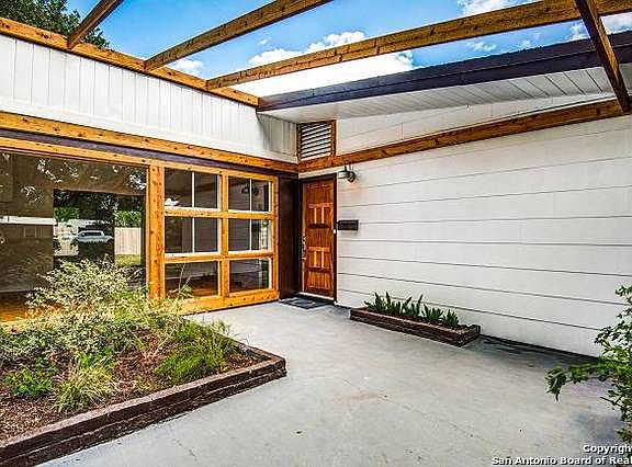 3rd image of 511 Calumet Pl