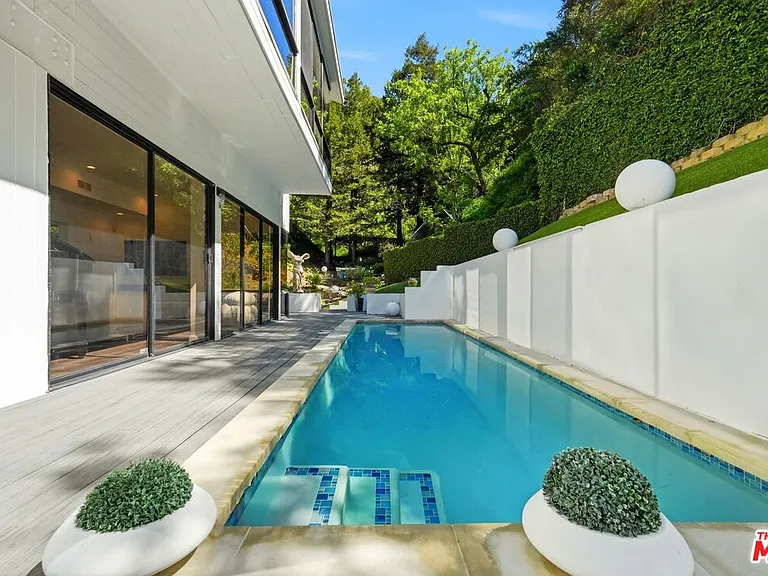 2350 Benedict Canyon Dr — Photo 35