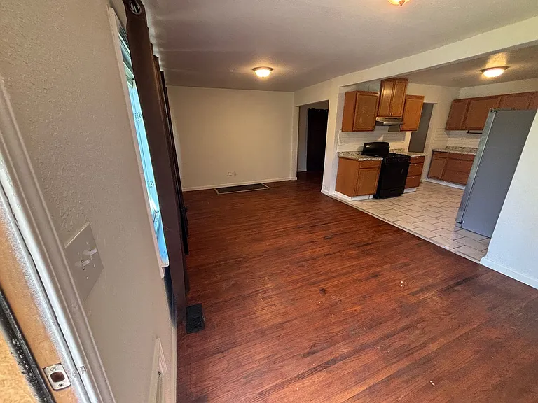 245 E Young Pl — Photo 31