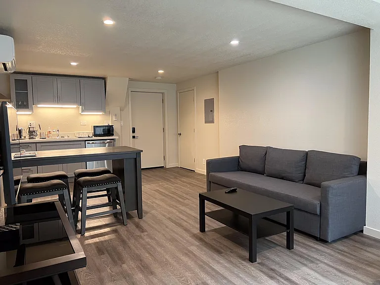 647 E 17th St #103 — Photo 3