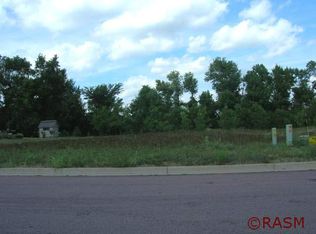 1921 Rock Ridge Ln, Saint Peter, MN 56082