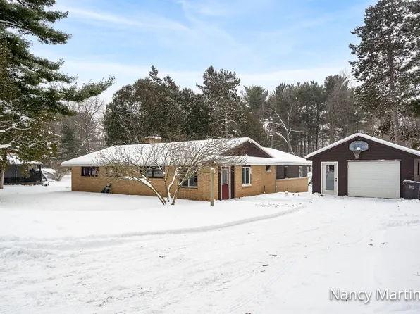 1301 Waukazoo St, Hastings, MI 49058