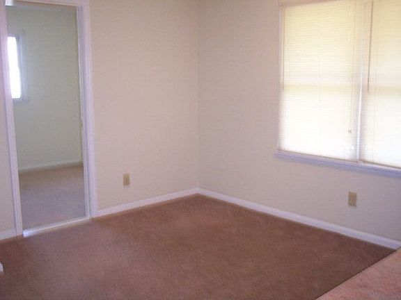 5th image of 704 Parkhill Dr