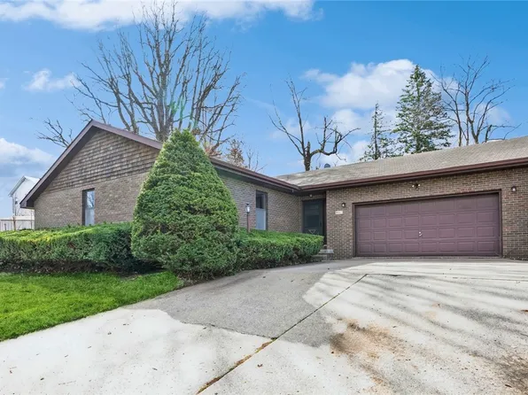 907 S 10th Ave E, Newton, IA 50208