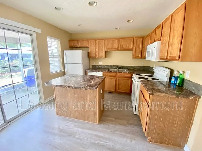 7983 Shadow Oak Dr — Photo 7