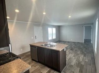 22 Summer Dr, Davenport, IA 52806