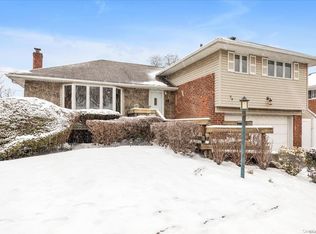 24 Market Dr, Syosset, NY 11791