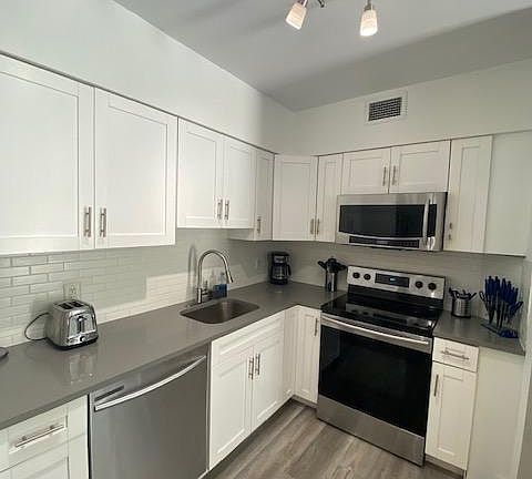 5th image of 1330 West Ave #401