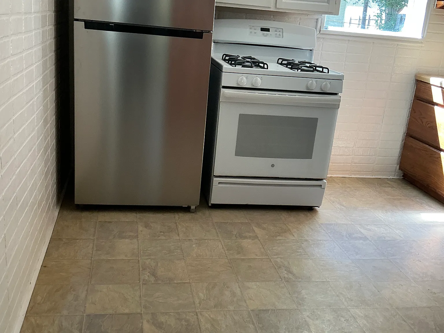 3 bed, 1008 sqft, $2,200 — Photo 3
