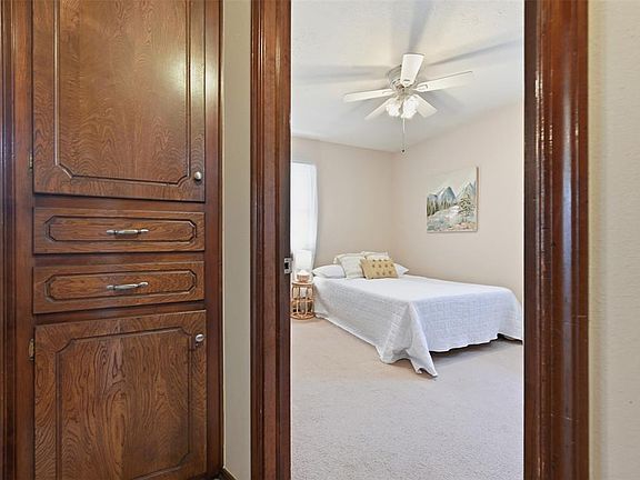 4th image of 411 S Brookview Ln
