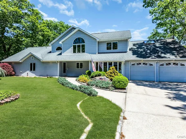 23 Campus Lane, Ronkonkoma, NY 11779