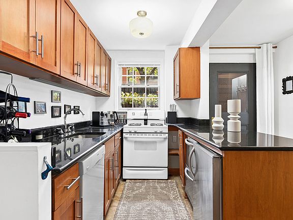 4th image of 249 E 13th St