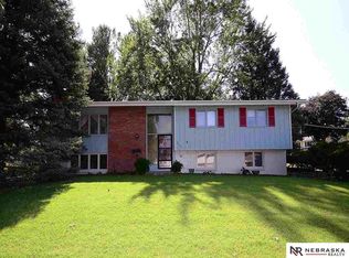 8541 Lakeview Dr, Omaha, NE 68127