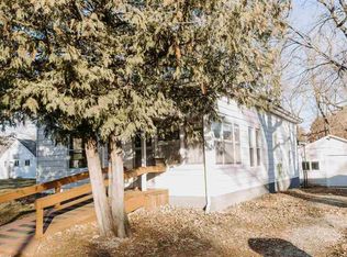 608 8th St SW, Independence, IA 50644