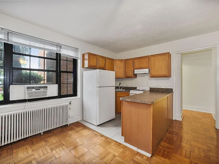 Rock Creek Gardens Apartments — Photo 8