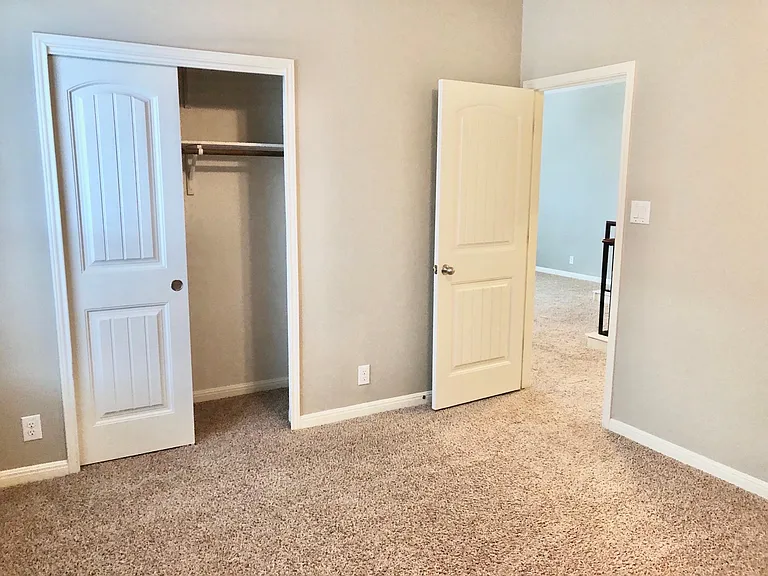 Secondary bedroom, closet