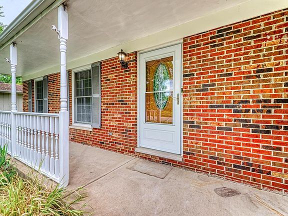 5th image of 1102 Country Dr